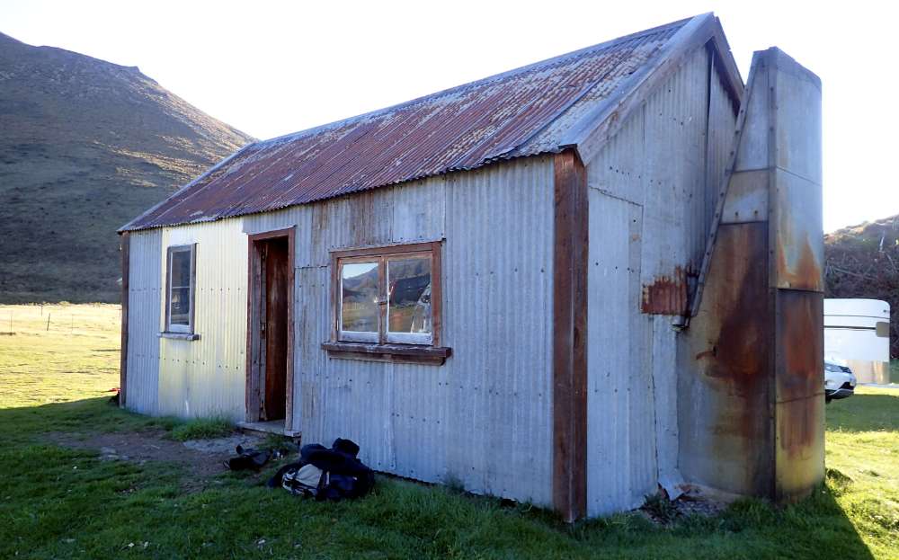 PB130596+Fowler+Hut.JPG