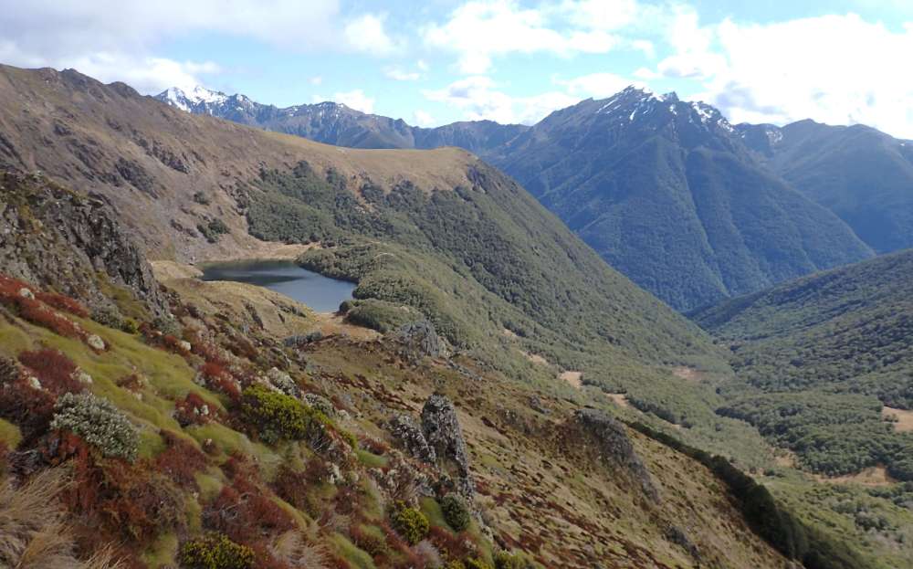 PA100742+Ruby+Lake%2C+Kakapo+Peak+%281783+m%29+and+Mt+Snowdon+%281865+m%29+from+unmarked+peak+%7E1520+metres.JPG